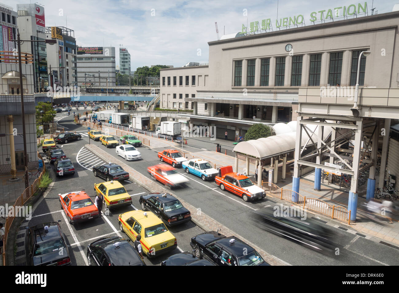 Taxi en face de la gare JR d'Ueno à Tokyo, capitale du Japon Banque D'Images