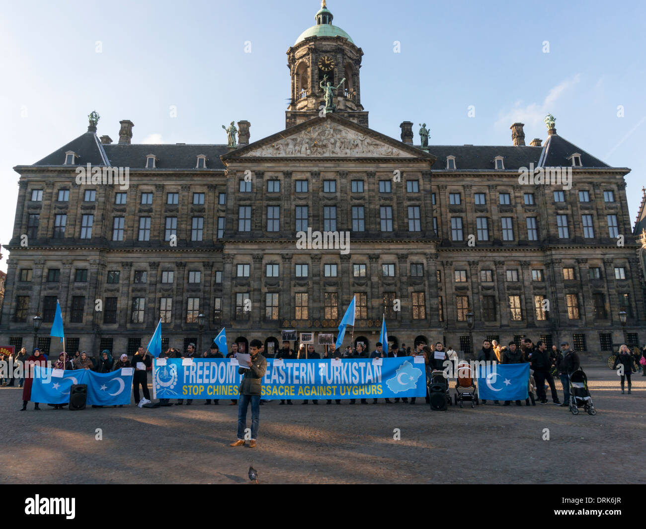 Les réfugiés et les immigrants en provenance de l'Est du Turkestan montrent pour le cas de l'Ouigours devant le Palais Royal à Amsterdam Banque D'Images