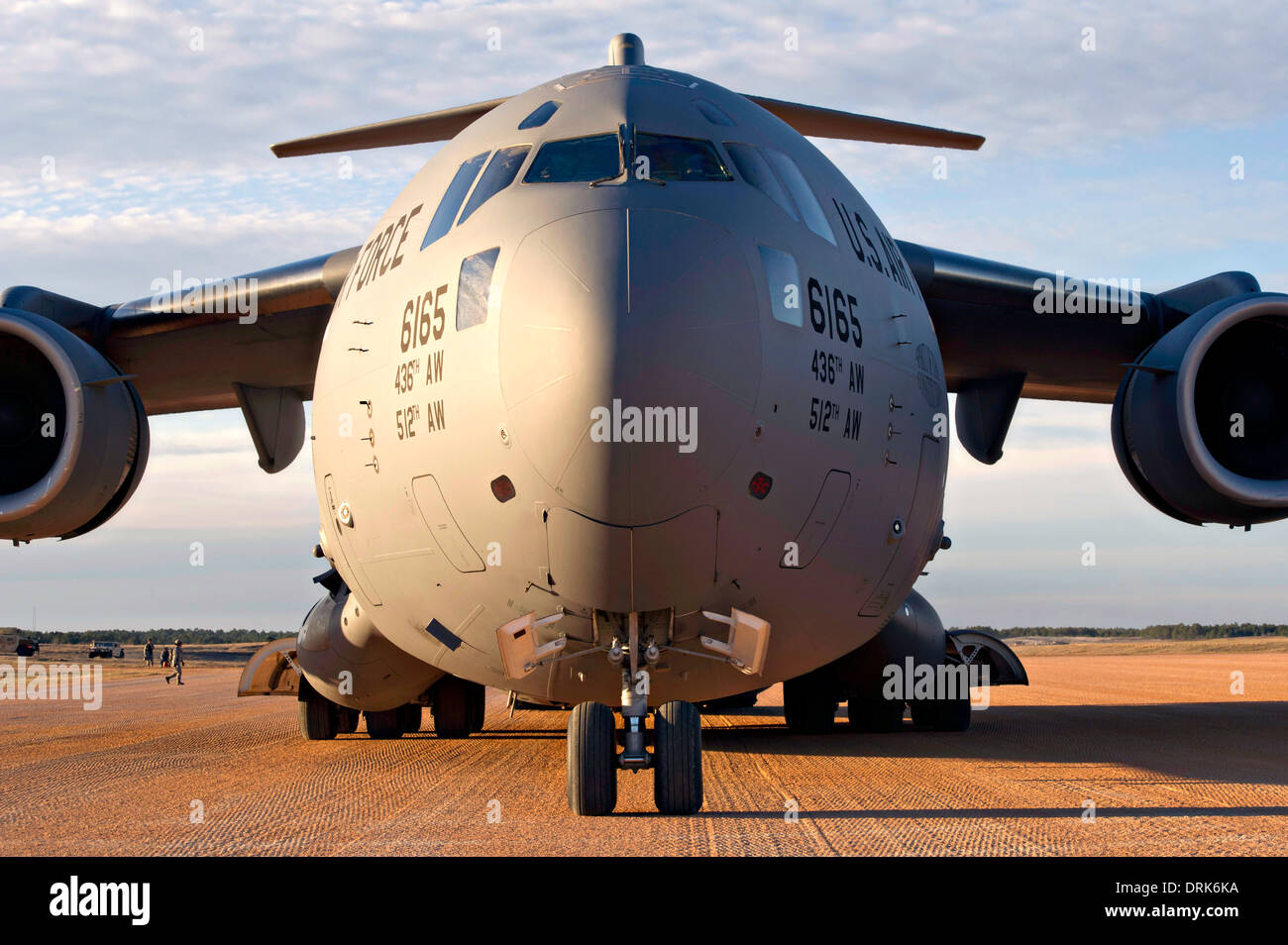 L'US Air Force C-17 Globemaster III cargo) est stationné à Geronimo Zone d'atterrissage sur le terrain lors d'un exercice de formation 16 janvier 2014, à Fort Polk, en Louisiane. Banque D'Images