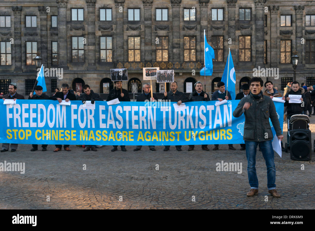Les réfugiés et les immigrants en provenance de l'Est du Turkestan montrent pour le cas de l'Uigurs, sur la place du Dam à Amsterdam Banque D'Images
