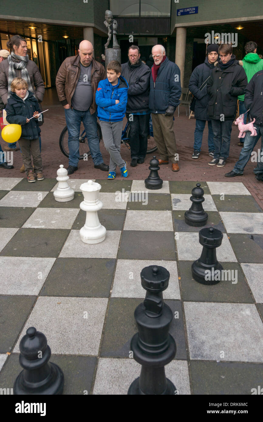Spectateurs regarder un match d'échecs à la rue Max Euwe place d'Amsterdam Banque D'Images