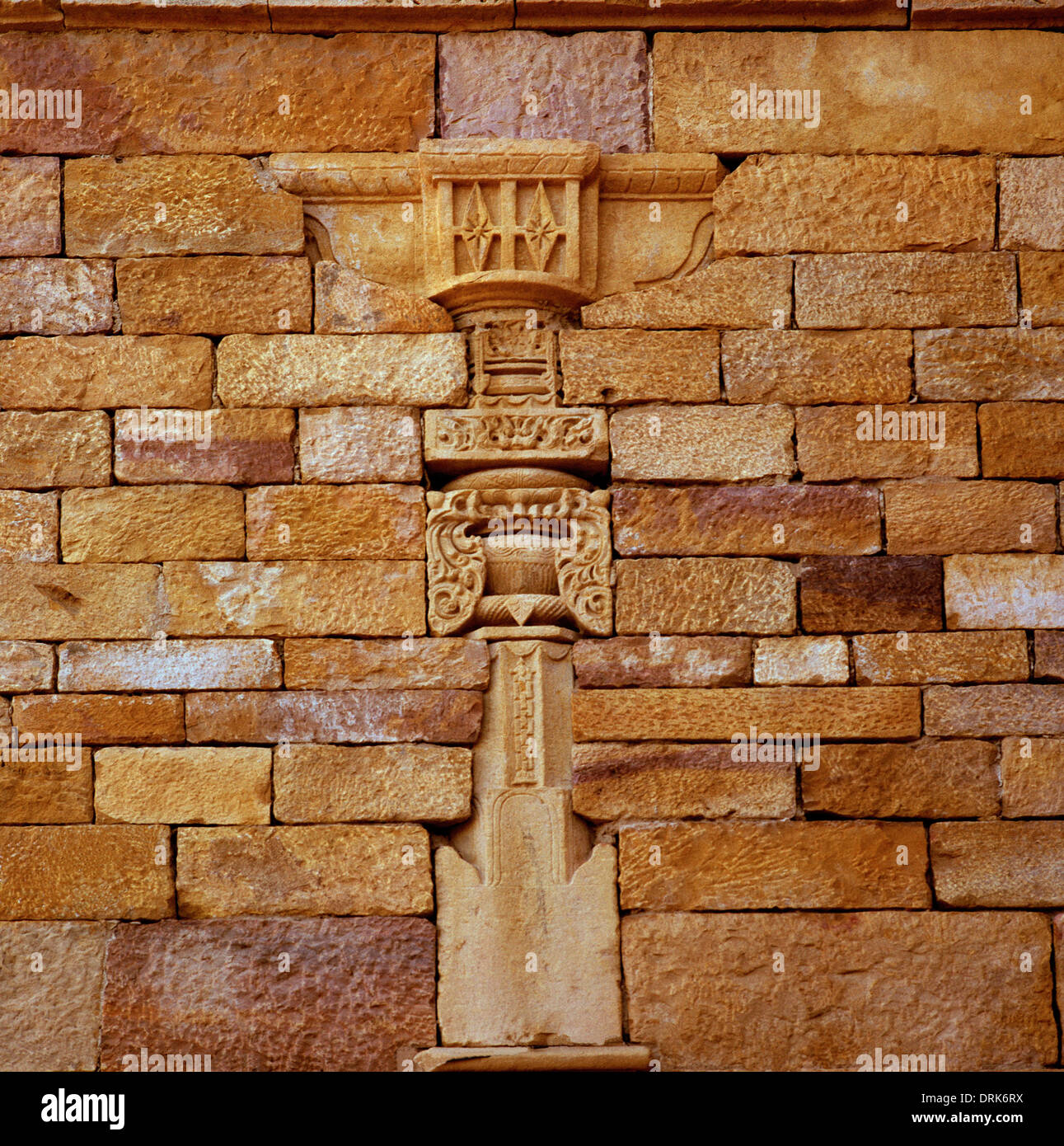 L'architecture Rajput dans Jaisalmer au Rajasthan en Inde en Asie du Sud. Mégalithe de l'histoire ancienne du bâtiment en pierre historique Billet Wanderlust Banque D'Images