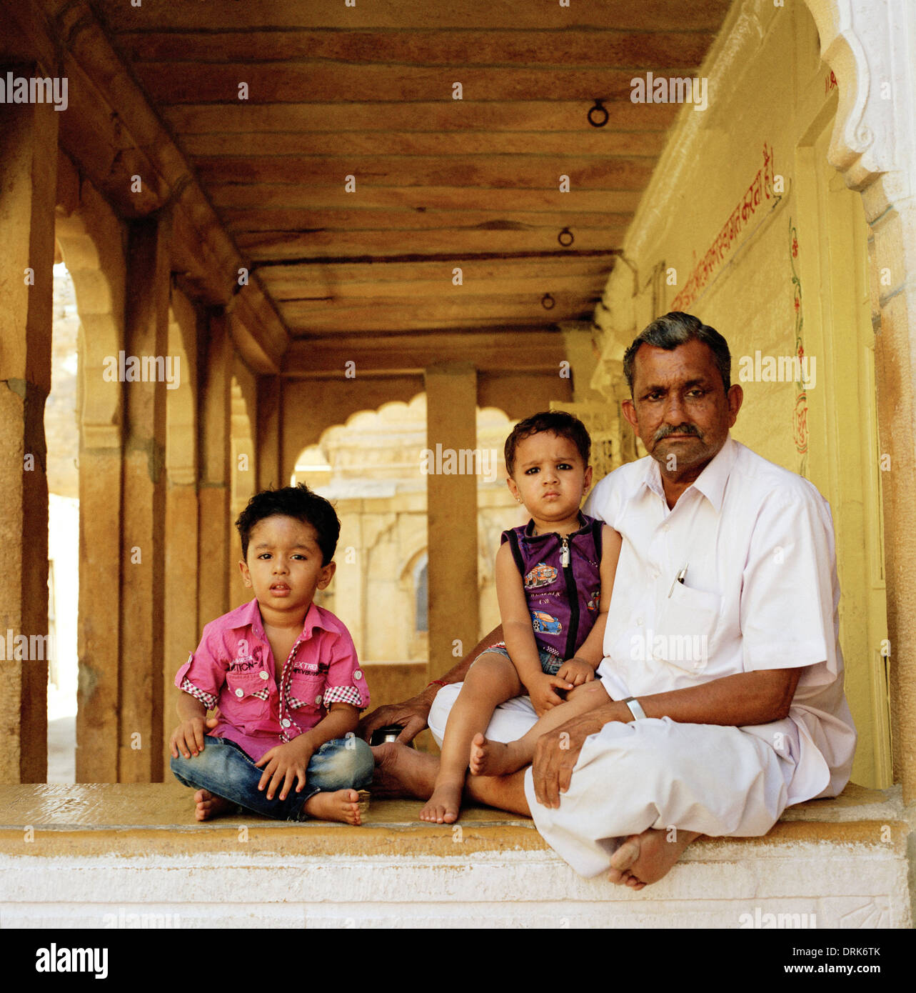 La vie de famille à Jaisalmer au Rajasthan en Inde en Asie du Sud. Père Grand-père amour voyage Soins enfants enfance Protection de l'homme hindou Banque D'Images