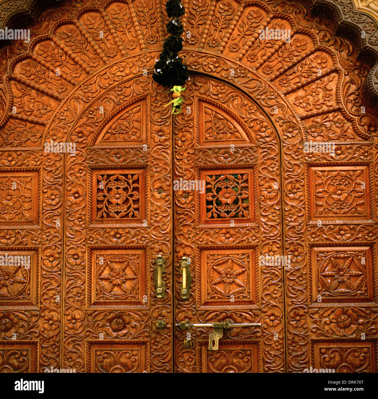 Chambre porte dans Jaisalmer au Rajasthan en Inde en Asie du Sud. Portes porte logement Architecture bâtiment Art décoratif élaboré Voyage Évasion Banque D'Images