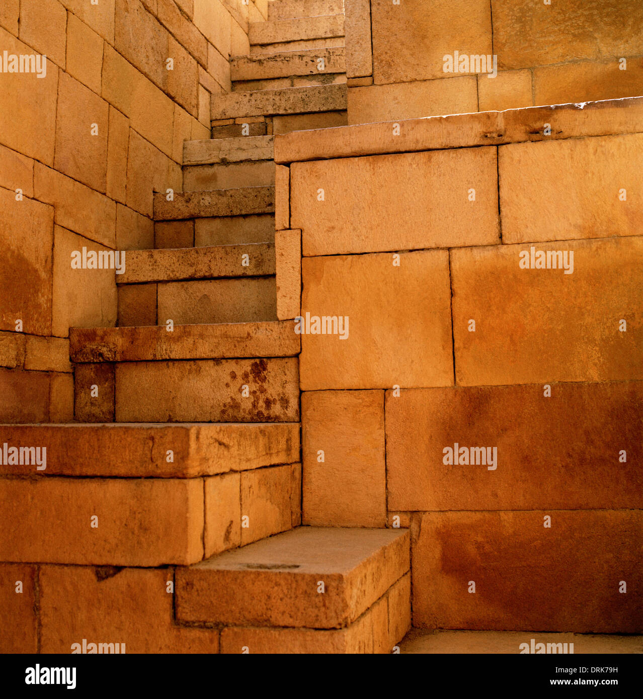 Escalier en pierre dans la région de Jaisalmer au Rajasthan en Inde en Asie du Sud. Mégalithe Architecture Histoire Ancienne Maçonnerie Construction escalier historique billet Banque D'Images