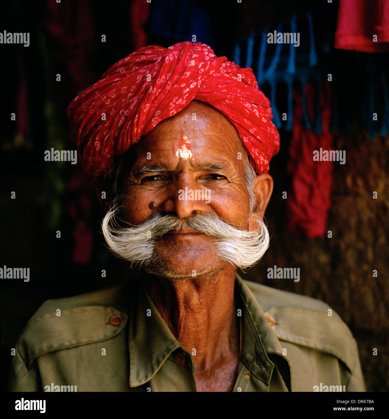 Dans l'homme Jain Jaisalmer au Rajasthan en Inde en Asie du Sud. Les hommes Moustache indien élégant Style Travel Wanderlust beau vieux Personnes âgées Banque D'Images