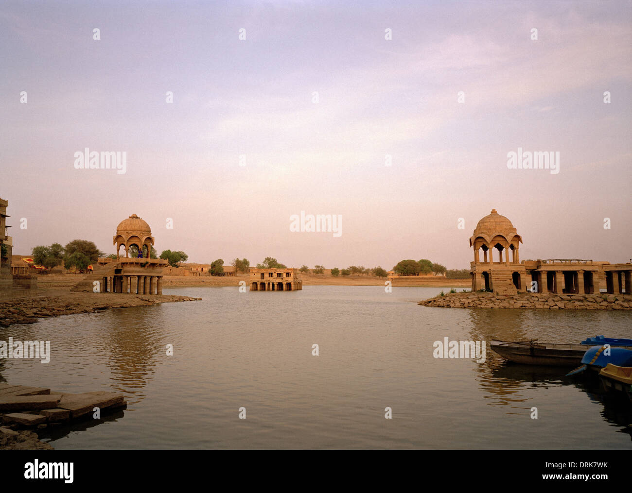 Gadisar Lake dans la région de Jaisalmer au Rajasthan en Inde en Asie du Sud. Paysage de sérénité tranquillité ciel paix Voyage Beauté Évasion Wanderlust Banque D'Images
