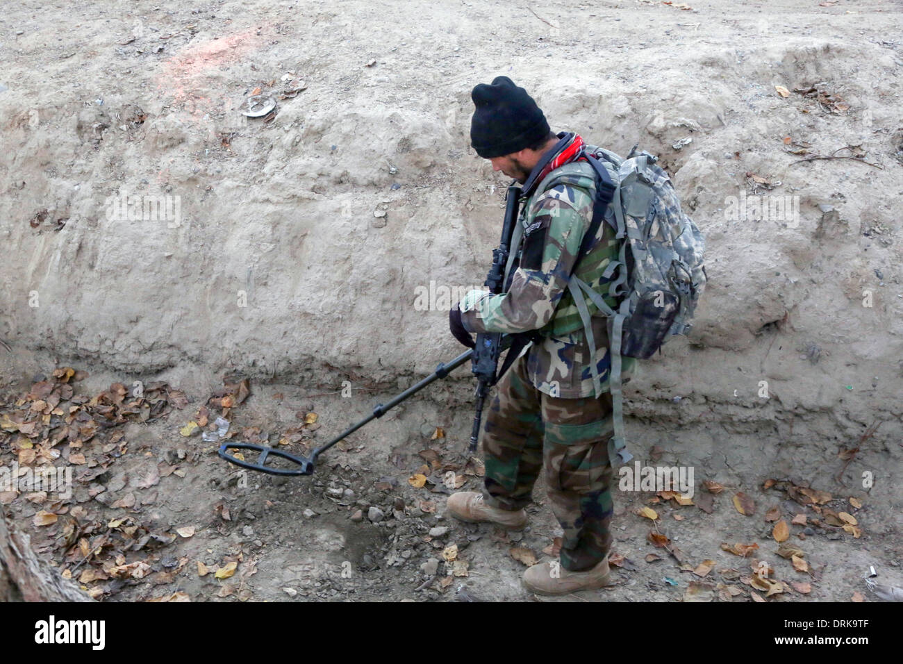 Un commando de l'Armée nationale afghane avec les opérations spéciales Le Kandak d'analyses pour des dispositifs explosifs de circonstance lors d'une opération de compensation, le 4 décembre 2013 dans Perozi village, district de Panjwai, province de Kandahar, Afghanistan. Banque D'Images
