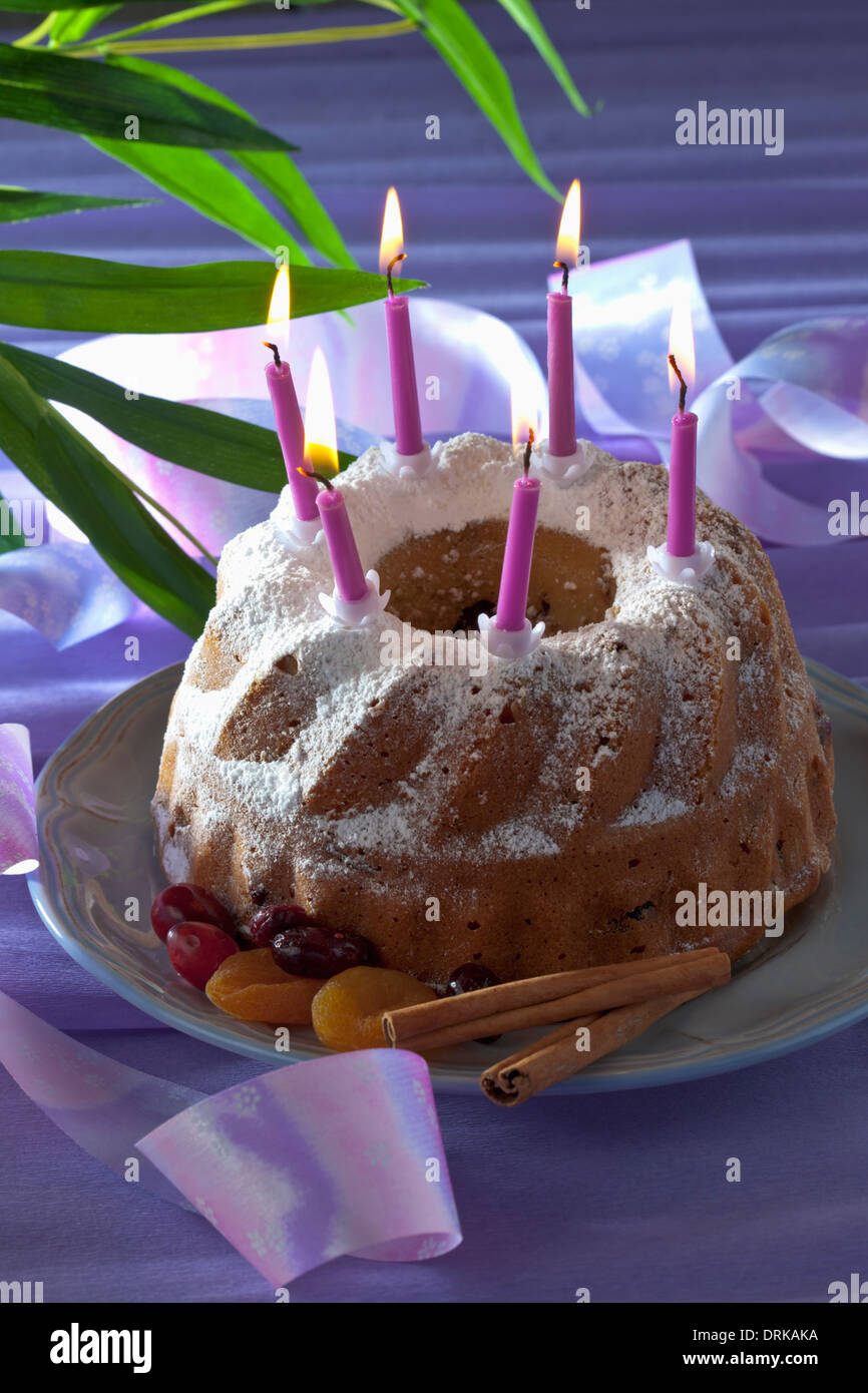 Gateau D Anniversaire Selfmade Avec Six Chandelles Sur La Plaque Photo Stock Alamy