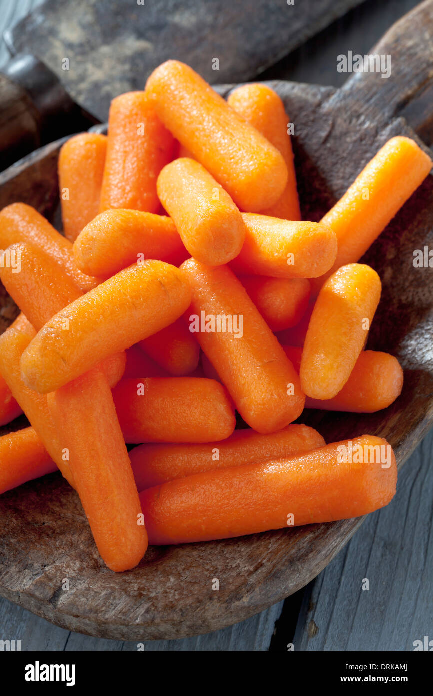 Les carottes prêt à manger sur la cuillère en bois, close-up Banque D'Images