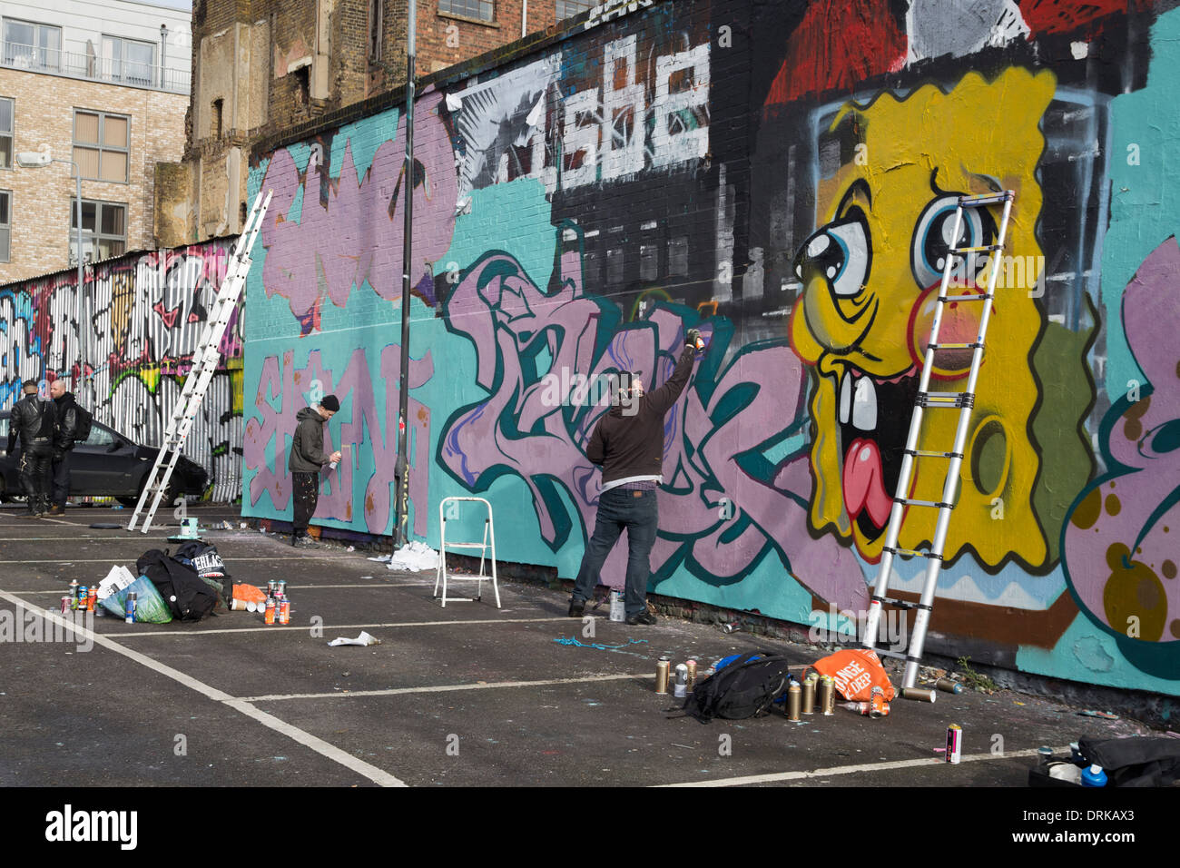 Mur de graffiti à Shoreditch, London. Graffiti artistes de travailler. Mur de peinture par pulvérisation. Banque D'Images