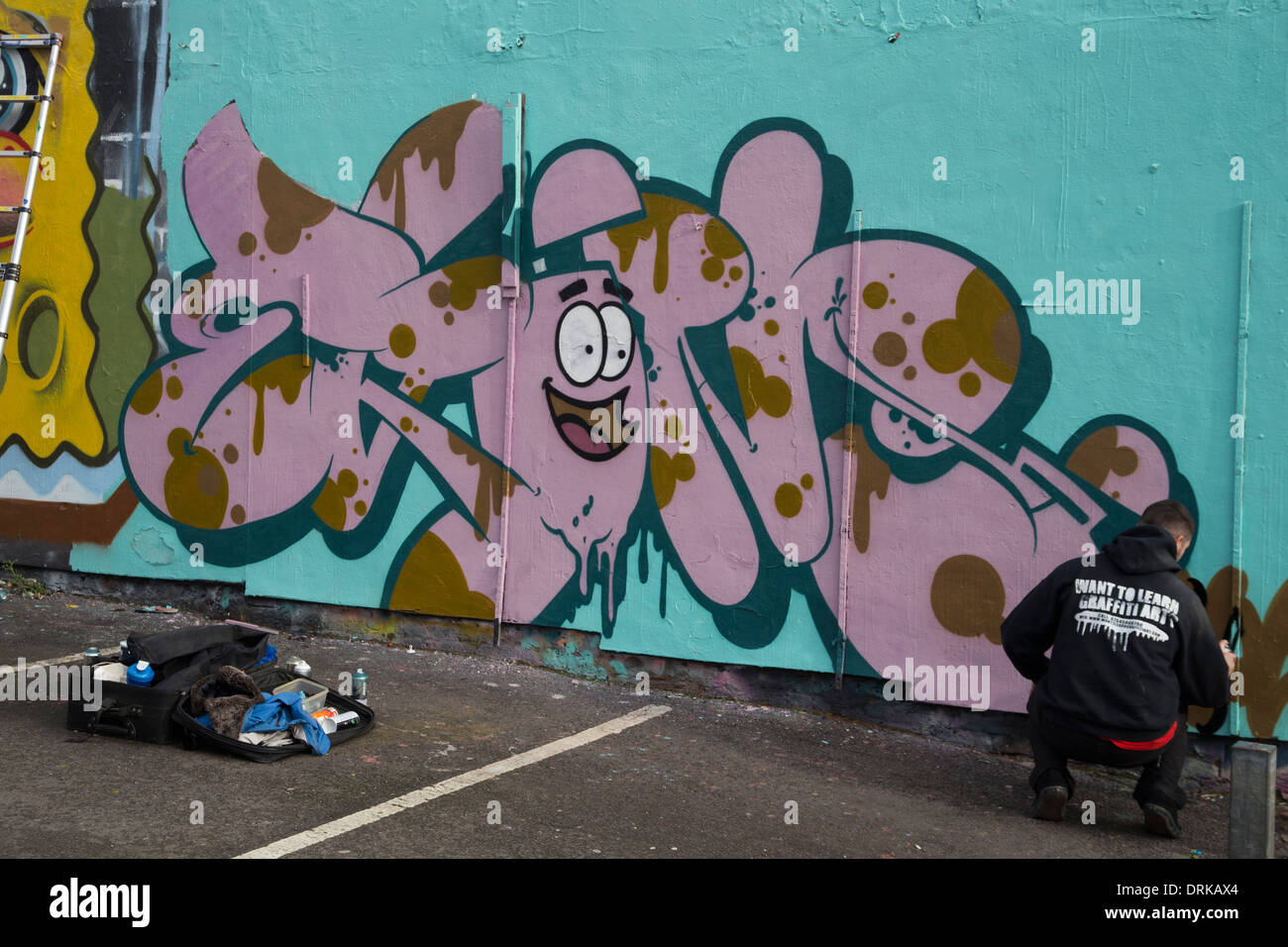 Artiste Graffiti peindre un mur. Street art. Banque D'Images