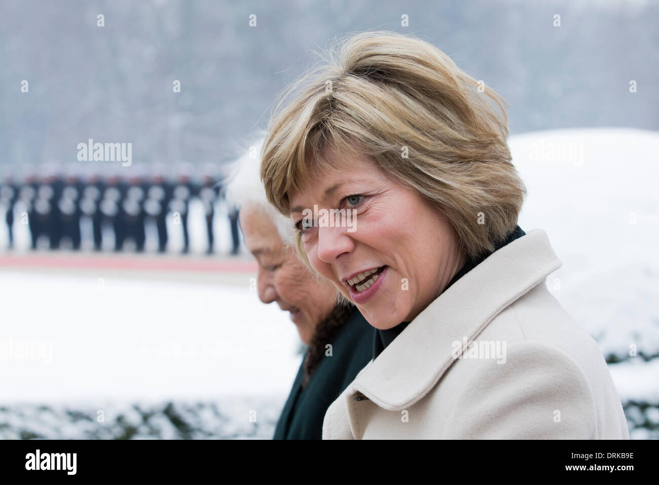 Berlin, Allemagne. Janvier 28th, 2014. Le Président allemand Gauck se félicite le chef de l'État indépendant du Samoa, Tui Atua Tupua Tamasese Efi, avec les honneurs militaires au Palace Bellevue de Berlin. / Photo : Daniela Schadt, Allemand première dame et Samoas première dame. Credit : Reynaldo Chaib Paganelli/Alamy Live News Banque D'Images