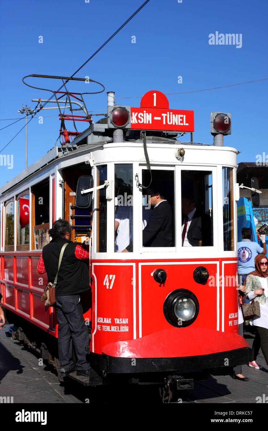 Le tramway sur la place Taksim, à Istanbul, République de Turquie Banque D'Images