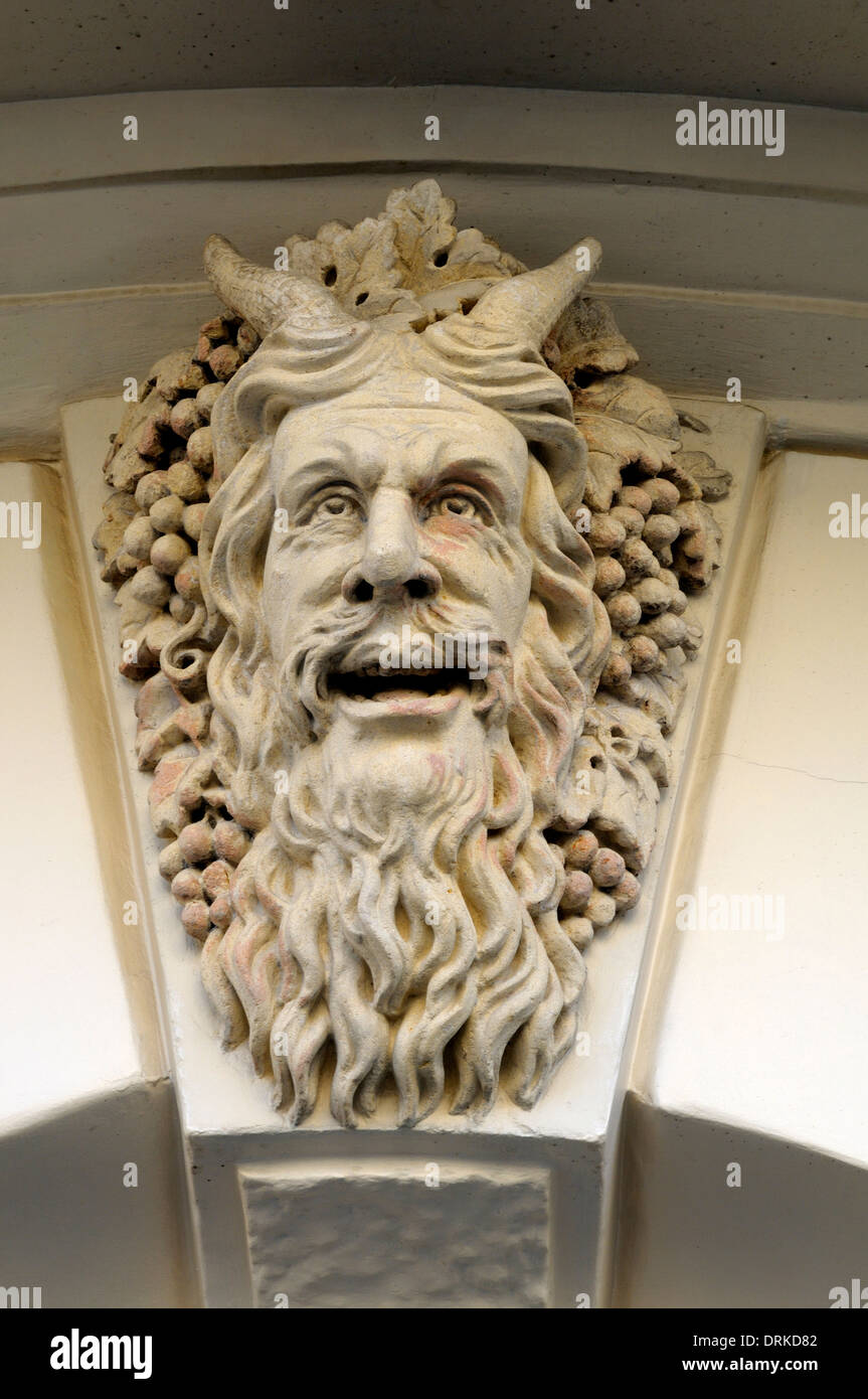 Londres, Angleterre, Royaume-Uni. Détail architectural : keystone sur la maison publique d'Orange et l'hôtel sur Pimlico Road. Bacchus / Dyonisus Banque D'Images