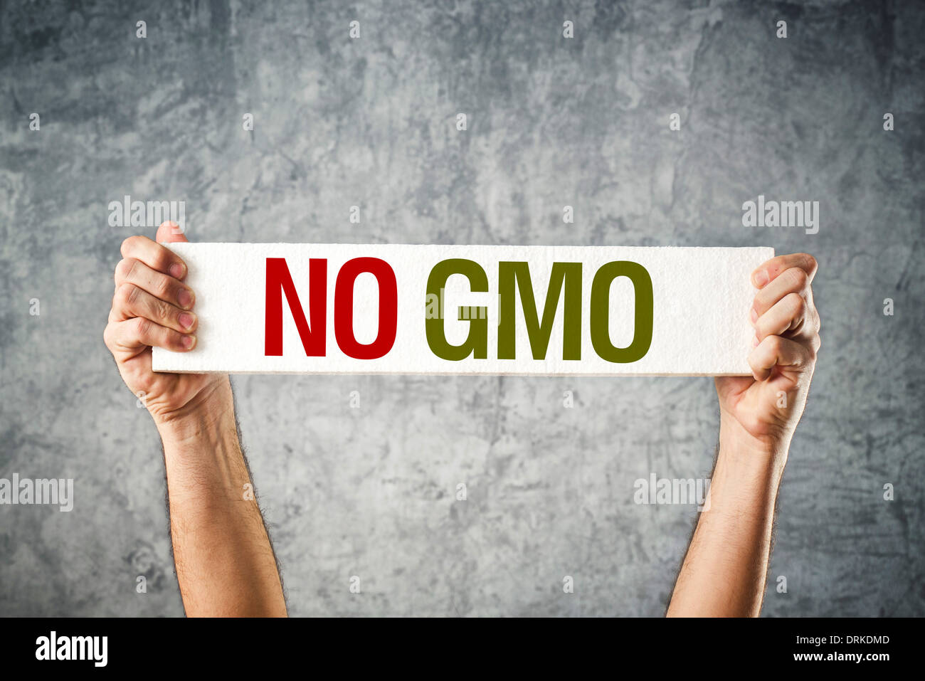 Pas d'OGM. Man holding banner avec anti OGM message. Banque D'Images
