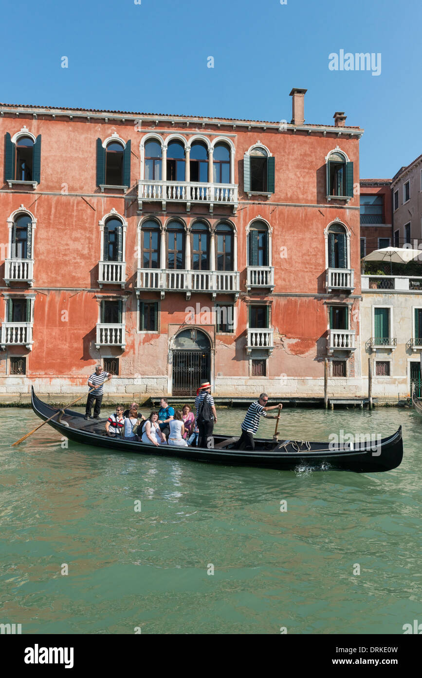 Les touristes de prendre un voyage en gondole sur le Grand Canal Venise Banque D'Images