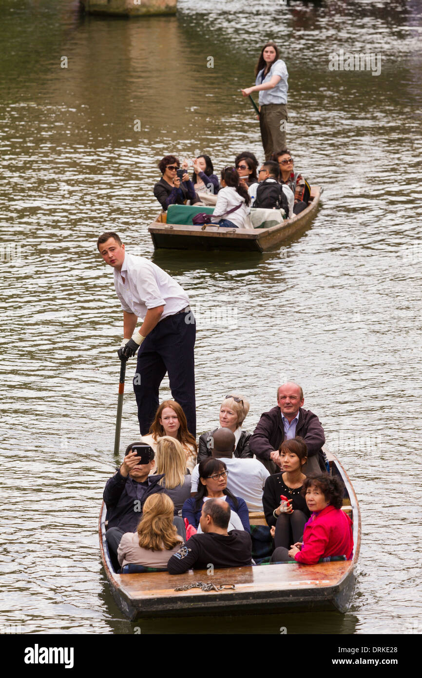 Les gens en barque sur rivière Cam Cambridge, Angleterre Banque D'Images