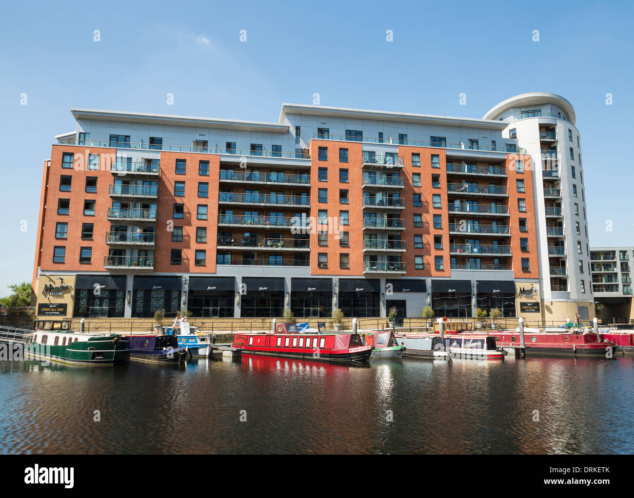 Les bateaux et les immeubles à appartements à Clarence Dock, Leeds, Angleterre Banque D'Images