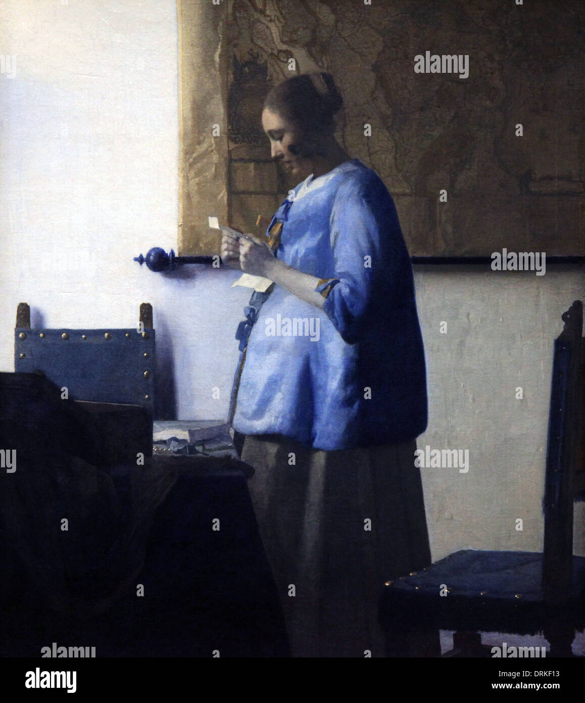 Femme lisant une lettre (vers 1663), par le célèbre maître de Delft Johannes Vermeer (1632–1675). Jeune femme dans une veste bleue lisant son courrier. Banque D'Images