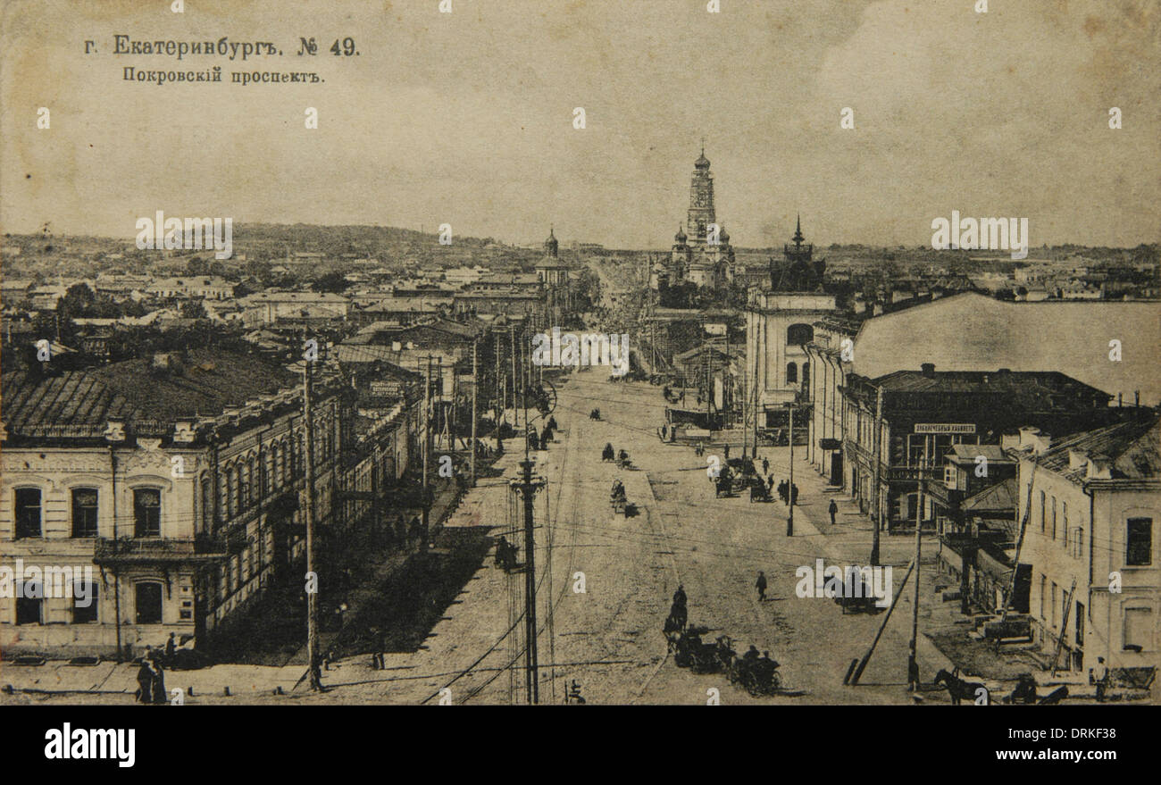Pokrovsky Prospekt Avenue à Yekaterinburg, Empire russe. Photo vintage noir et blanc du photographe russe Veniamin Metenkov datée du début du XXe siècle, publiée dans la carte postale russe vintage publiée par Veniamin Metenkov lui-même à Yekaterinburg. Texte en russe: Yekaterinburg. Avenue Pokrovsky Prospekt. L'Amerikanskaya Hotel (American Hotel) est vu à gauche. Le clocher de la Grande église de Zlatoust est vu en arrière-plan. L'église a été démolie par les bolcheviks dans les années 1930 et restaurée au début du XXIe siècle. Avec la permission du poste Azoor Banque D'Images