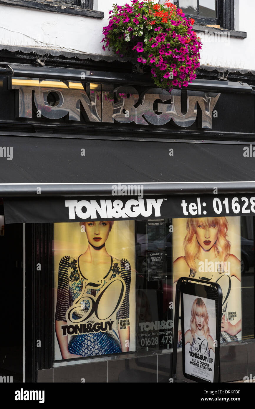 Toni&Guy coiffeurs shop window Banque D'Images