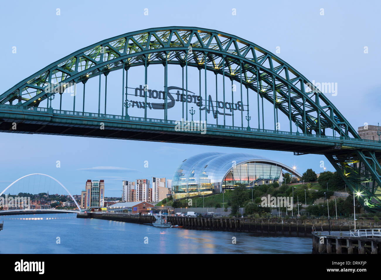 Le Tyne Bridge et le Sage au crépuscule, Newcastle on Tyne, en Angleterre Banque D'Images