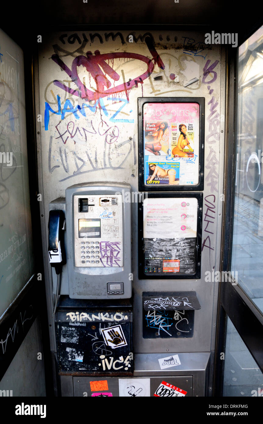Londres, Angleterre, Royaume-Uni. Téléphone vandalisé fort avec la prostituée annonces [supprimé] Numéros de téléphone numérique Banque D'Images