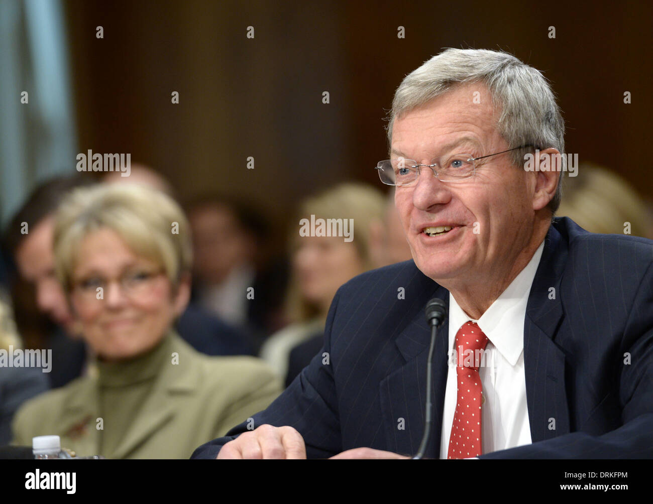 Washington DC, USA. 28 janvier, 2014. Max Baucus, parle comme sa femme (L) à l'écoute lors d'une audience sur sa nomination comme l'ambassadeur des Etats-Unis en Chine, au Capitole à Washington DC, États-Unis, le 28 janvier 2014. Credit : Yin Bogu/Xinhua/Alamy Live News Banque D'Images