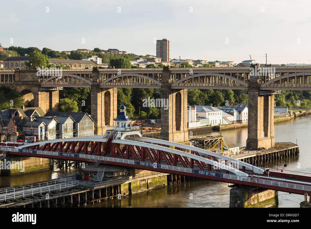 Train traverse le pont du roi Édouard VII, Newcastle upon Tyne, Angleterre Banque D'Images