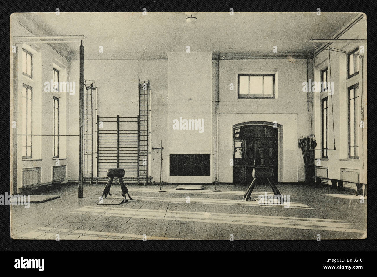 Salle de gym dans le gymnase pour Homme à Yekaterinburg, Empire russe. Photo vintage noir et blanc du photographe russe Nikolai Vvedensky datée du début du XXe siècle, publiée dans la carte postale russe vintage publiée par M.S. Semkov, Yekaterinburg. Avec la permission de la collection de cartes postales Azoor. Banque D'Images