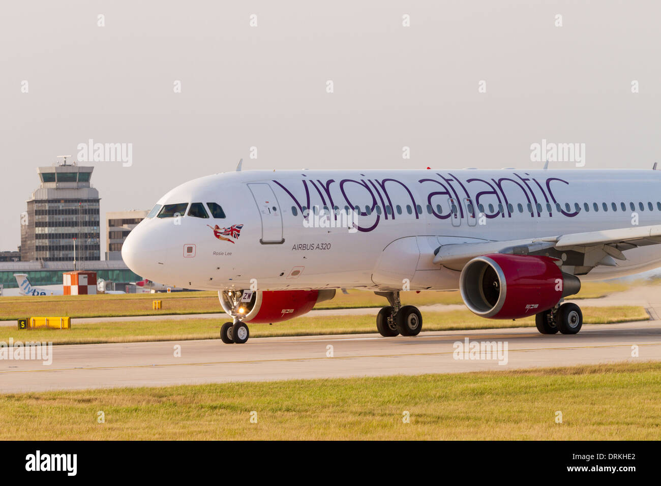 Airbus A320 de Virgin Atlantic sur la piste pour le décollage à l'aéroport de Manchester Banque D'Images