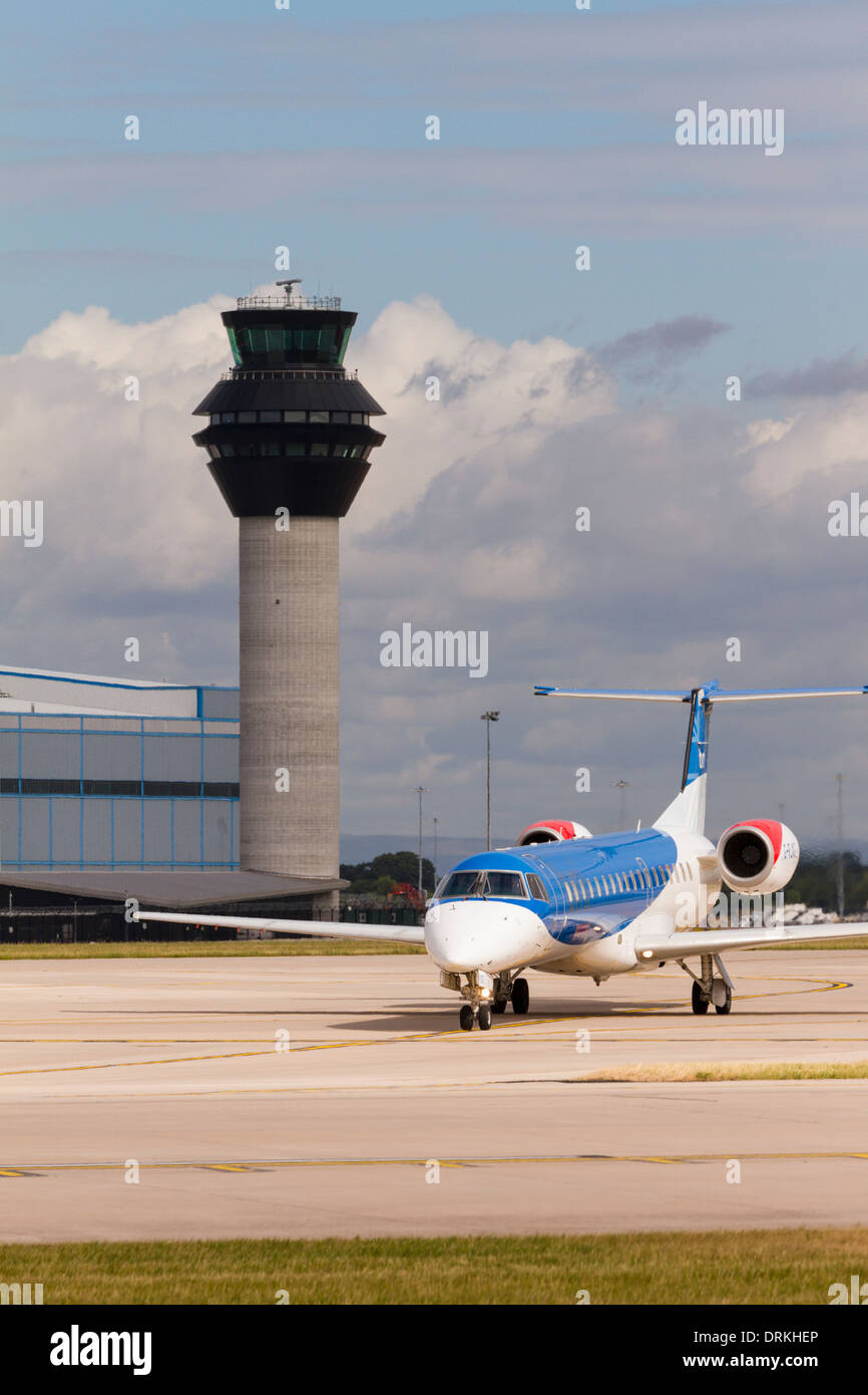 Embraer IMC taxis passé tour de contrôle pour le décollage à l'aéroport de Manchester Banque D'Images