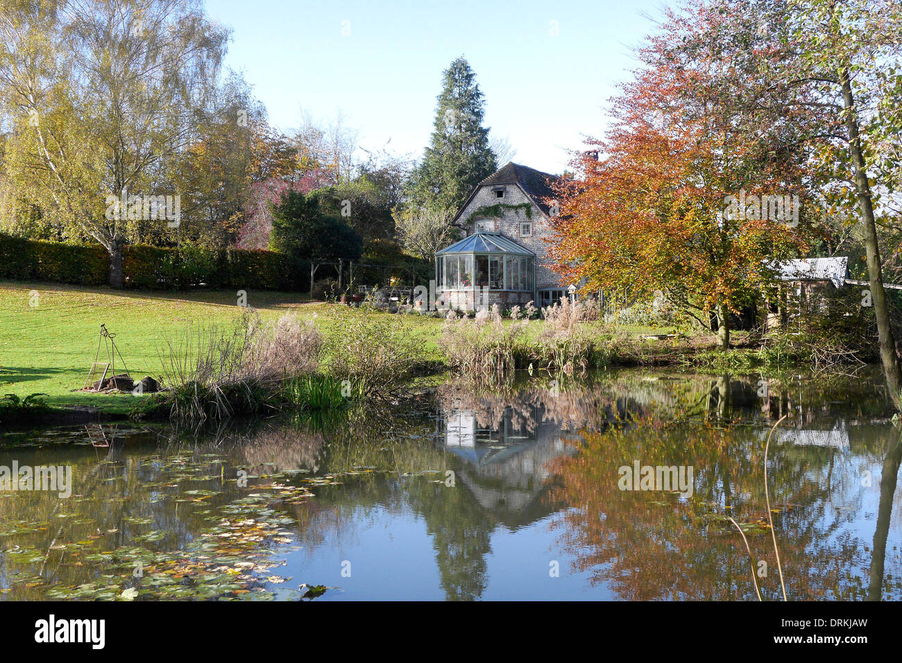 Vue paysage d'un délai ferme, Sussex à l'échelle d'un petit lac, à l'automne Banque D'Images