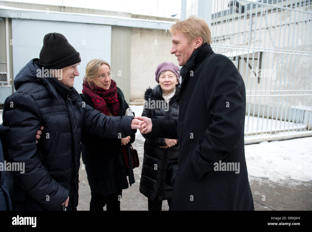 Berlin-Hohenschoenhausen lieu commémoratif de la Stasi, Allemagne. 28 janvier, 2014. L'écrivain russe Daniil Granin est accueilli par le directeur Hubertus Knabe au cours de sa visite de l'ancienne prison de la Stasi Stasi central memorial place Berlin-Hohenschoenhausen, Allemagne, 28 janvier 2014. Granin a tenu un discours au Bundestag à l'occasion de la Journée de commémoration des victimes du national-socialisme. Photo : Bernd von Jutrczenka/dpa/Alamy Live News Banque D'Images