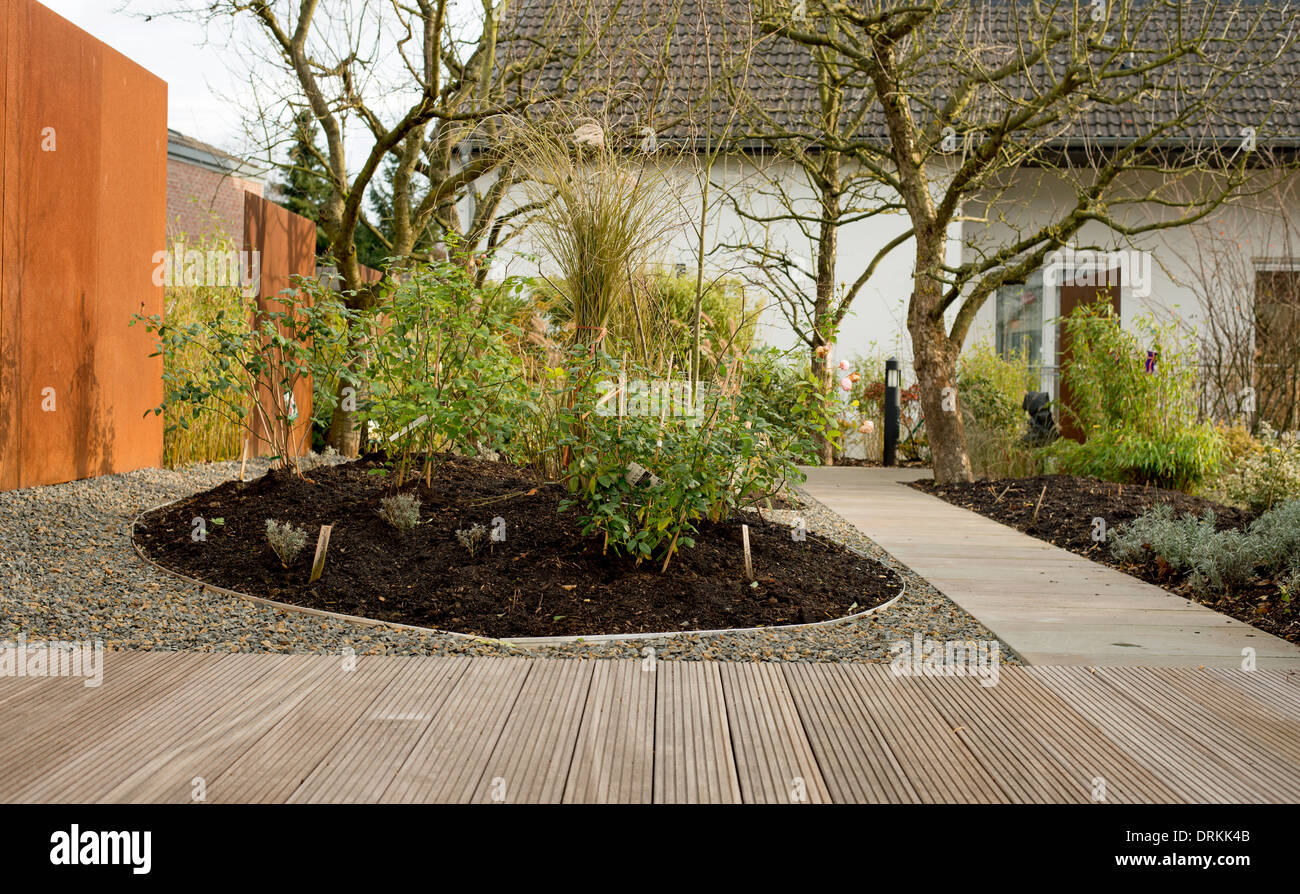 Allemagne, Aix-la-Chapelle, jardin, terrasse, chemin de la grauwacke, mur et corten Banque D'Images