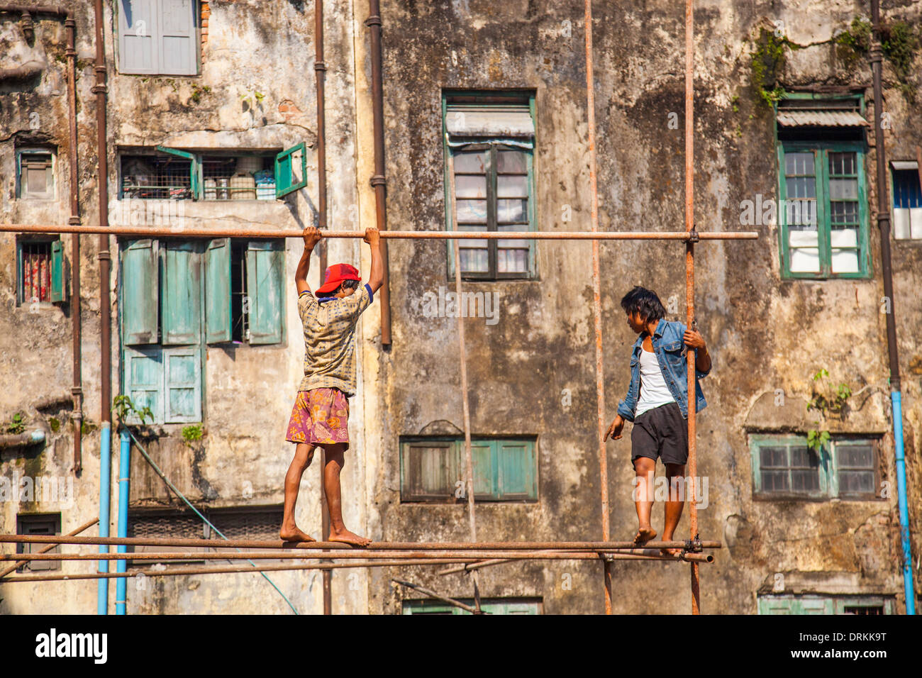 Les travailleurs sur un chantier de construction à Yangon, Myanmar Banque D'Images
