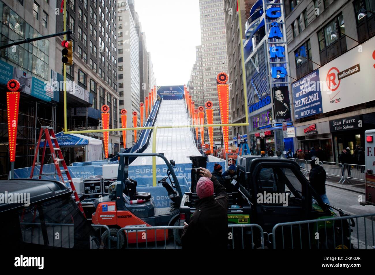 Manhattan, New York, USA. 28 janvier, 2014. Le Super Bowl de luge est installé en tant que travailleurs et travailleuses continuent d'ériger les tentes, les étapes, et d'autres aspects de la cuvette superbe boulevard, mardi, Janvier, 28, 2014. S'étendant sur 13 pâtés de maisons le long de Broadway, le Boulevard est l'épicentre de NFL fans durant le Super Bowl XLVIII de célébrer toutes les choses que le football. Credit : Bryan Smith/ZUMAPRESS.com/Alamy Live News Banque D'Images