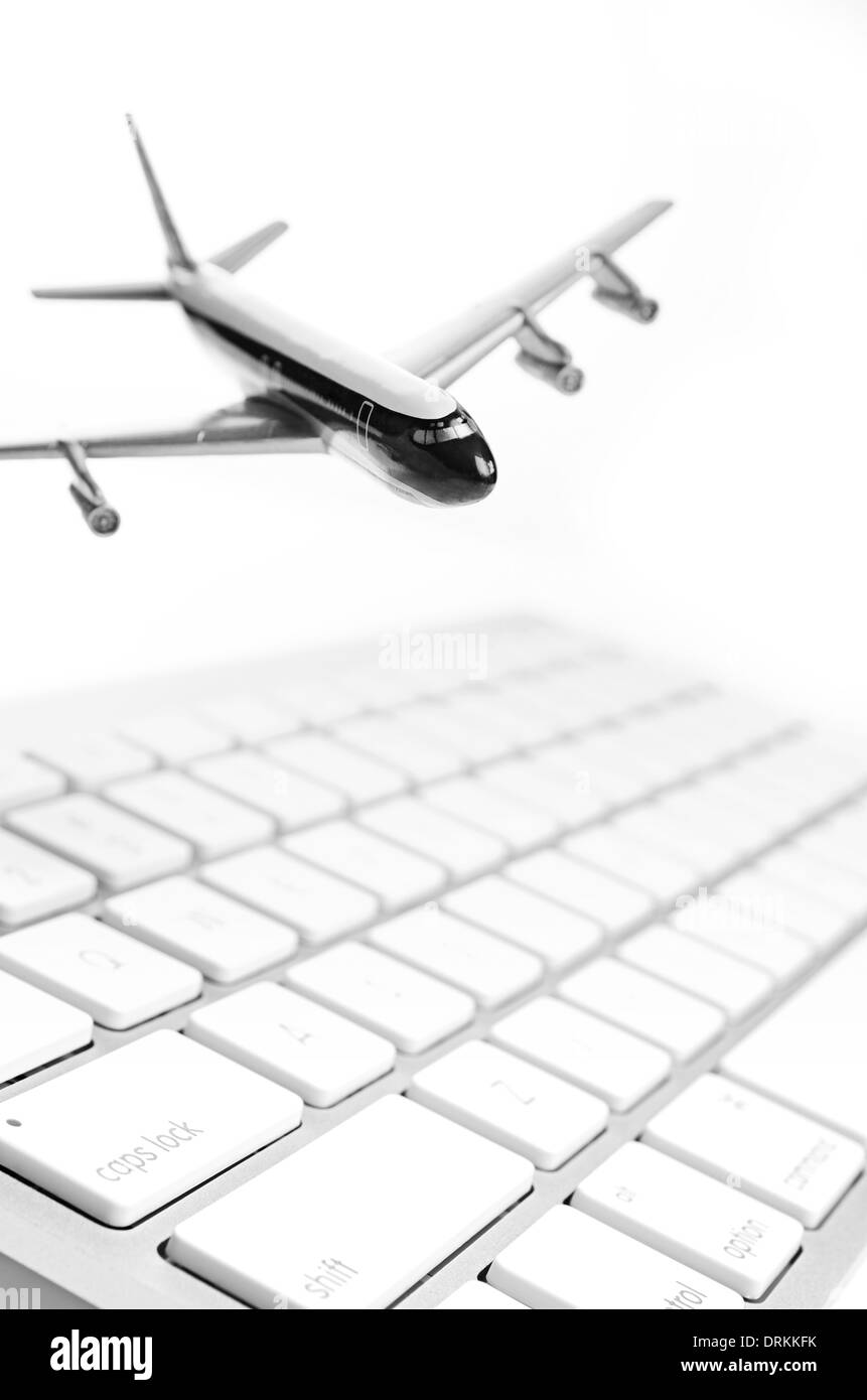 Jouet avion de ligne sur un clavier d'ordinateur Banque D'Images