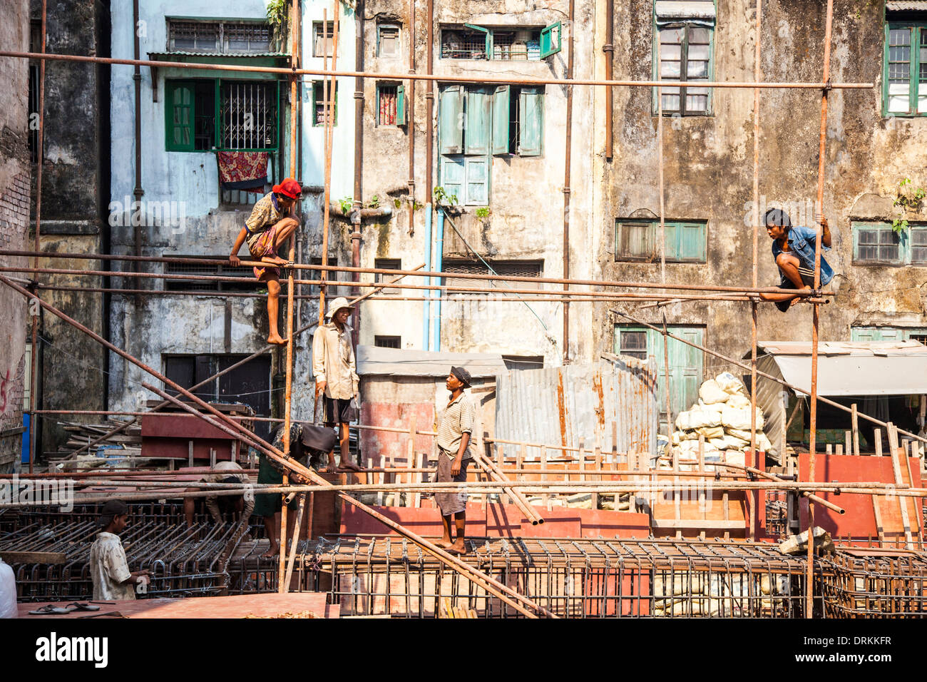 Les travailleurs sur un chantier de construction à Yangon, Myanmar Banque D'Images