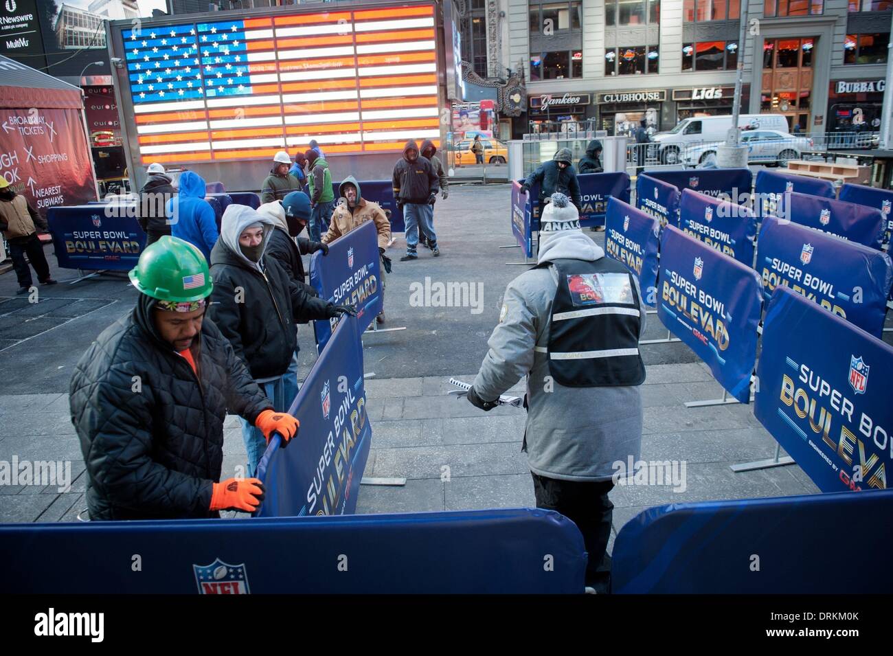 Manhattan, New York, USA. 28 janvier, 2014. Les travailleurs continuent à ériger les tentes, les étapes, et d'autres aspects de la cuvette superbe boulevard, mardi, Janvier, 28, 2014. S'étendant sur 13 pâtés de maisons le long de Broadway, le Boulevard est l'épicentre de NFL fans durant le Super Bowl XLVIII de célébrer toutes les choses que le football. Credit : Bryan Smith/ZUMAPRESS.com/Alamy Live News Banque D'Images