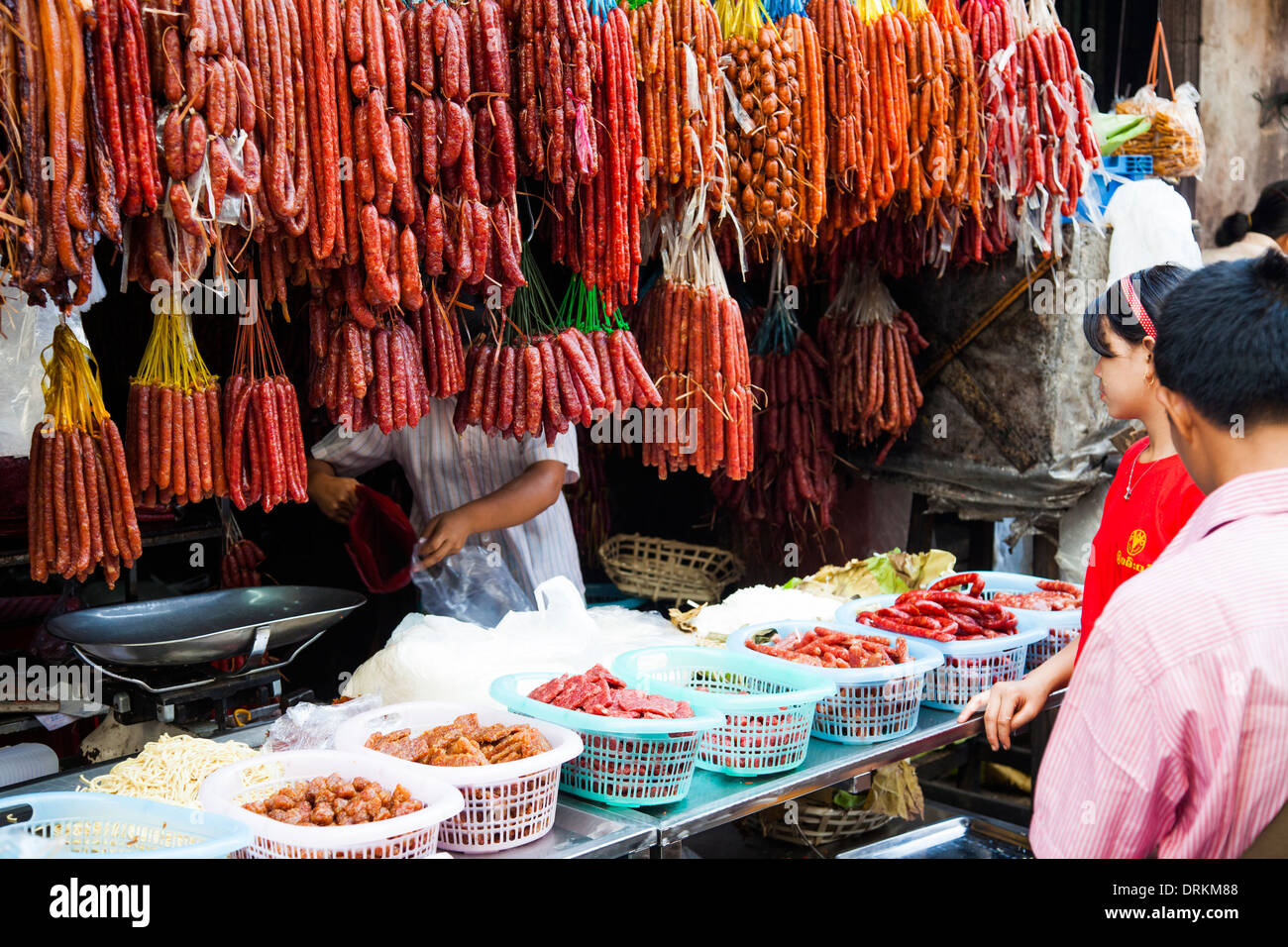 Dans un marché vendeur de saucisses à Yangon, Myanmar Banque D'Images