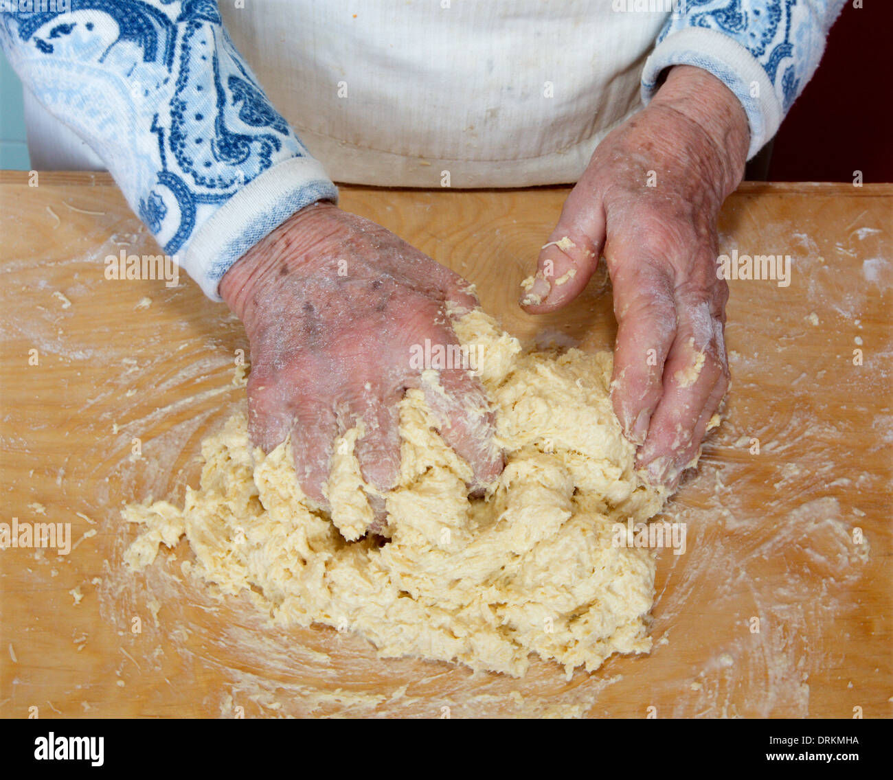 Mains de grand-mère à la cuisson Banque D'Images
