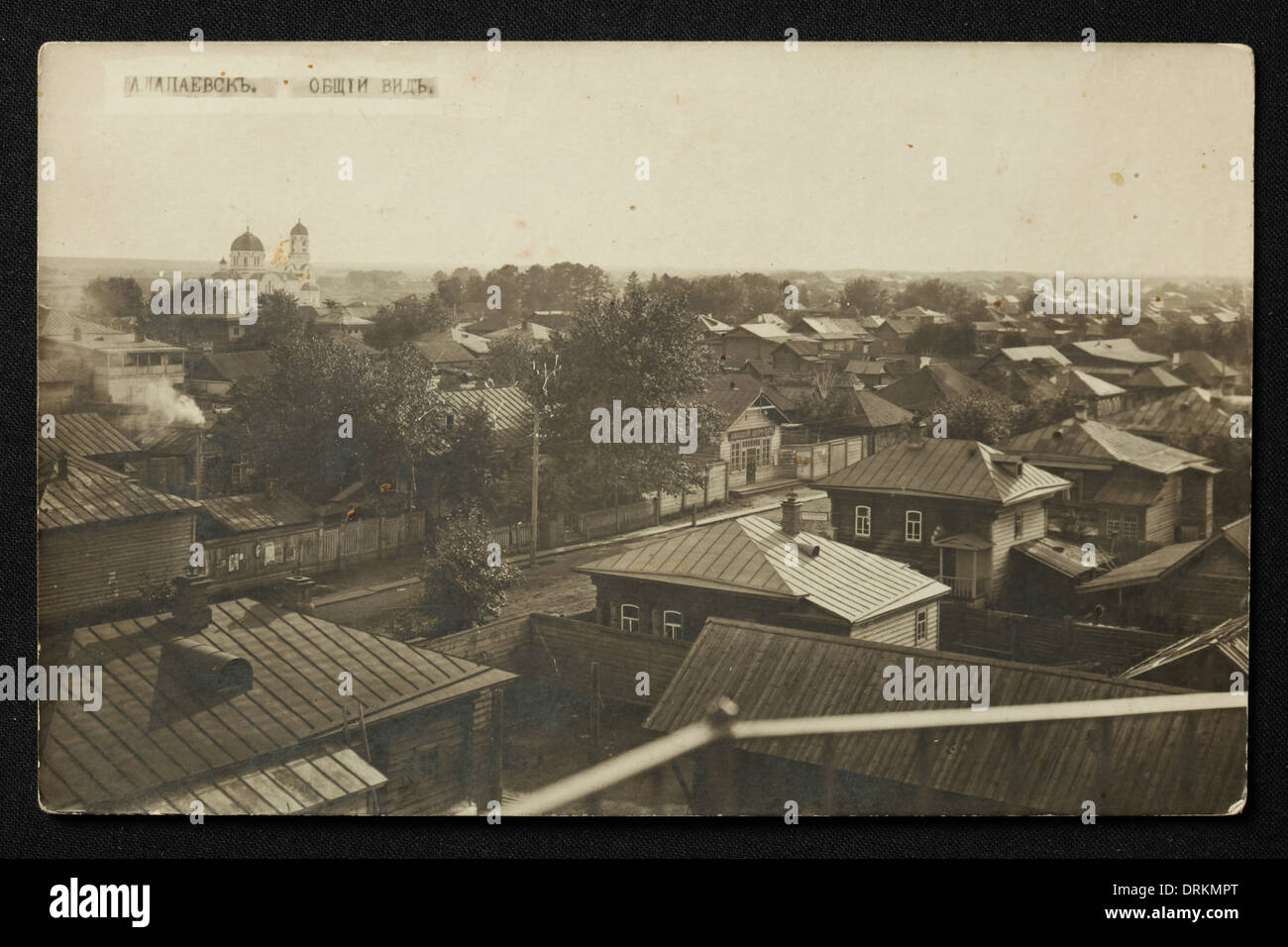 Vue sur la ville d'Alapayevsk dans les montagnes de l'Oural, Empire russe. Photo vintage noir et blanc d'un photographe inconnu datée du début du XXe siècle, publiée dans la carte postale d'époque russe. Texte en russe: Alapayevsk. Vue générale. Alapayevsk est une ville de la région de Sverdlovsk, en Russie, située sur la rivière Neyva, à environ 150 km de Yekaterinburg. Avec la permission de la collection de cartes postales Azoor. Banque D'Images