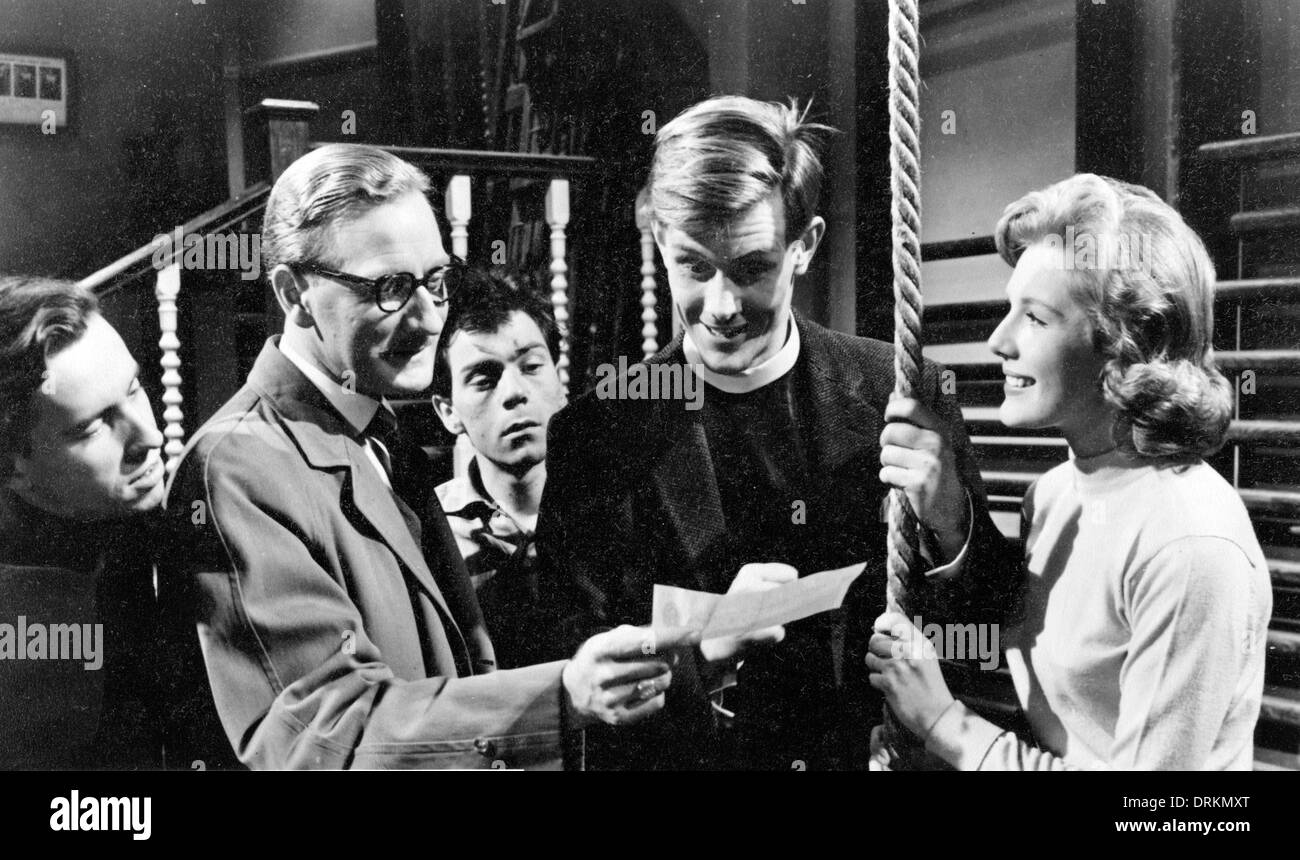L'HOMME QUI AIMAIT LES FUNÉRAILLES PEP 1959 film avec Leslie Phillips (en lunettes) Shaun O'Riordan comme le Vicaire et Susan Beaumont Banque D'Images