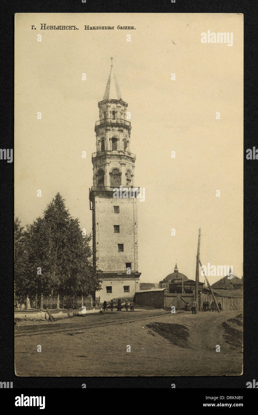 Tour penchée dans la ville de Nevyansk dans les montagnes de l'Oural, Empire russe. Photo vintage noir et blanc d'un photographe inconnu datée du début du XXe siècle, publiée dans la carte postale vintage russe publiée par M. Kampel, Moscou. Texte en russe: Nevyansk. Tour penchée. Nevyansk est une ville de la région de Sverdlovsk, en Russie, située sur la rivière Neyva, à environ 97 km de Yekaterinburg. Avec la permission de la collection de cartes postales Azoor. Banque D'Images