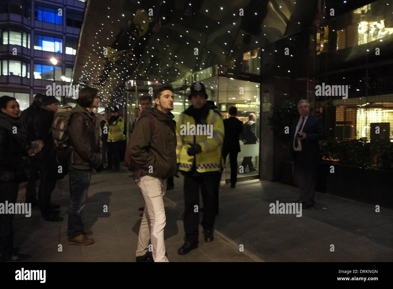 London, UK . 28 janvier, 2014. Les manifestants sont retenus par les clients arrivant pour la sécurité de la défense aérospatiale de l'annuel dîner à Londres Hilton Crédit : Rachel Megawhat/Alamy Live News Banque D'Images
