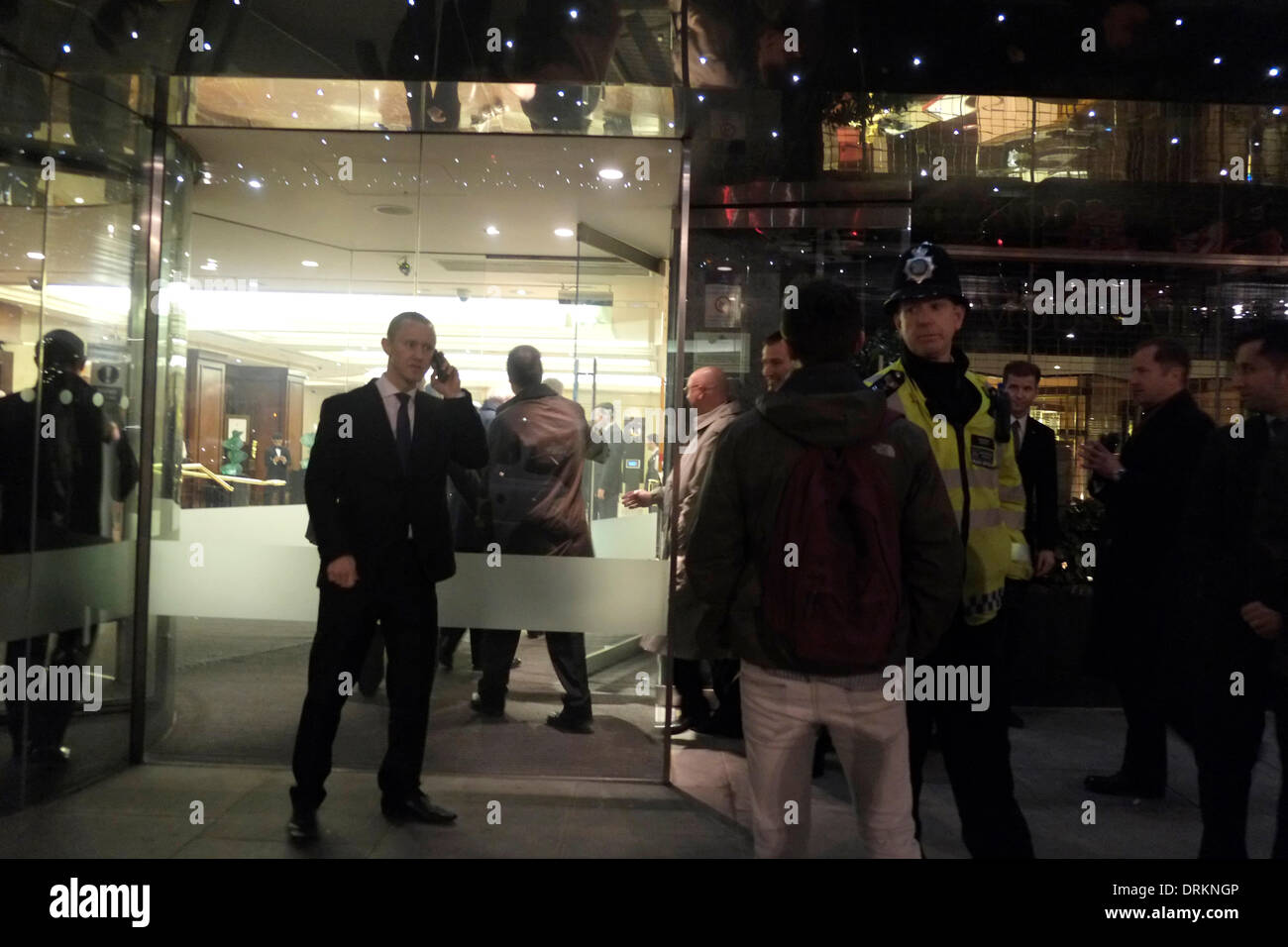 London, UK . 28 janvier, 2014. Les manifestants sont retenus par les clients arrivant pour la sécurité de la défense aérospatiale de l'annuel dîner à Londres Hilton Crédit : Rachel Megawhat/Alamy Live News Banque D'Images