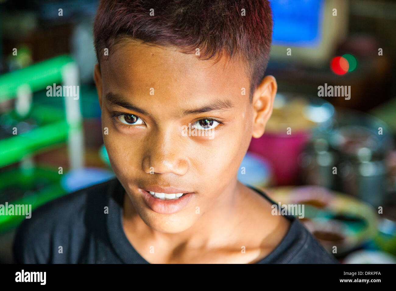 Garçon birman à Yangon, Myanmar Banque D'Images