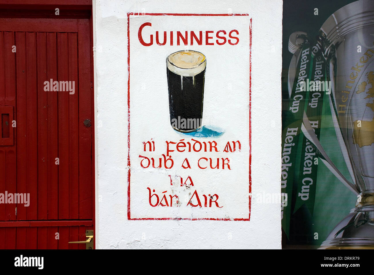 Un retro publicité pour Guinness, peint sur un mur de pub à Galway, en Irlande. Montre également partie d'une affiche pour la H Cup. Banque D'Images